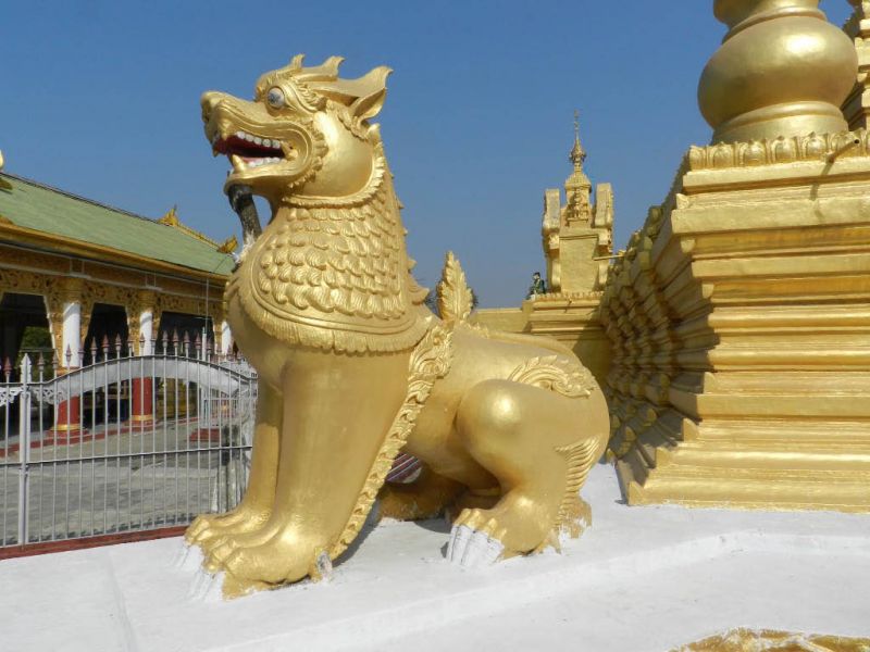 Löwe bewacht Stupa