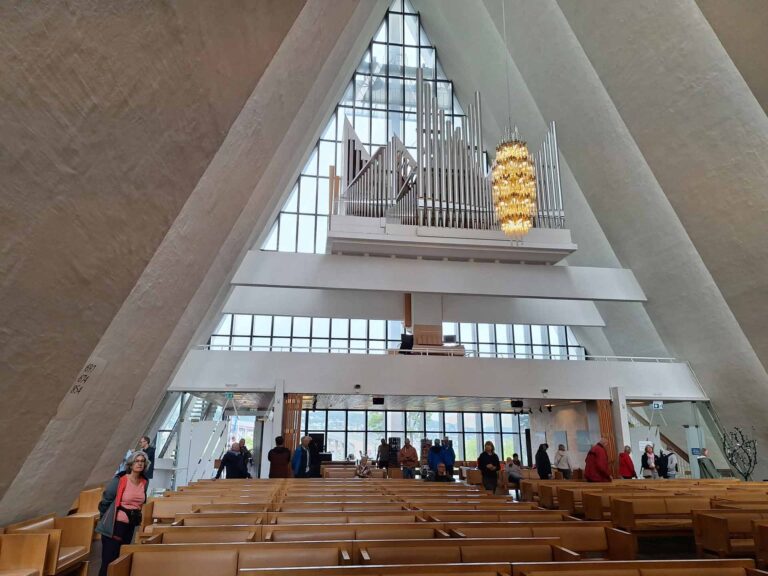 Im Inneren der Eismeerkathedrale Tromsø