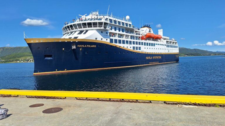 Stokmarknes, unser Schiff, die Havila Polaris, legt an