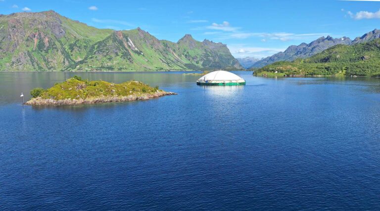 Schifffahrt Stokmarknes - Svolvaer, eine Fischzucht