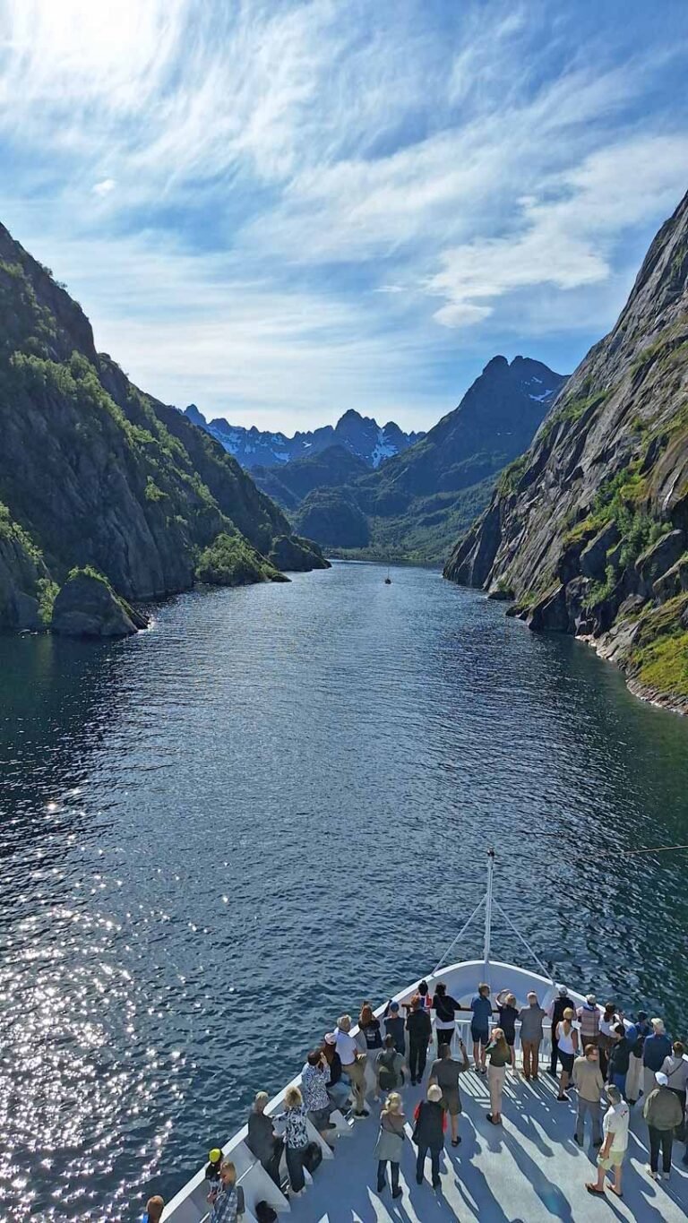 Schifffahrt Stokmarknes - Svolvaer, im Trollfjord