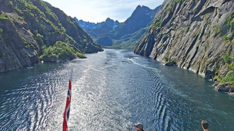 Schifffahrt Stokmarknes - Svolvaer, im Trollfjord