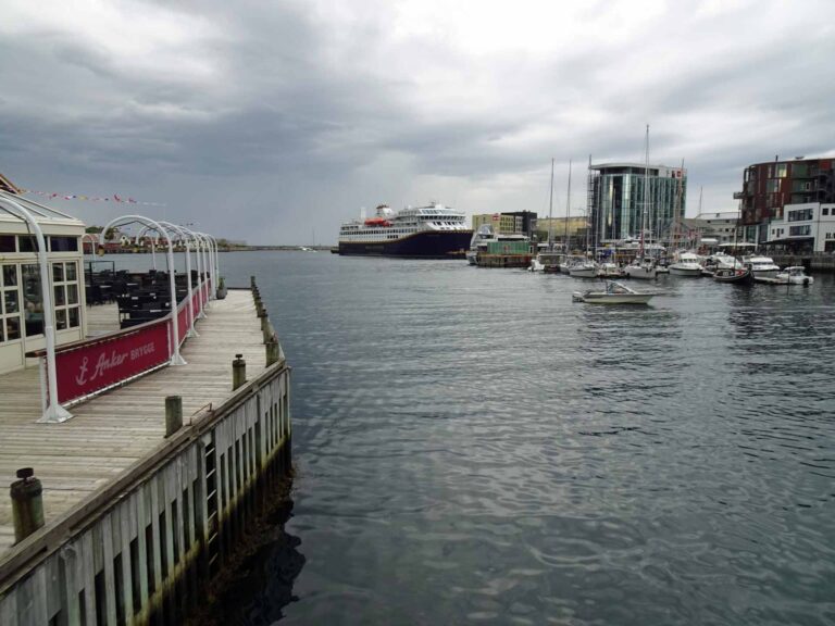 Unser Schiff im Hafen von Svolvaer