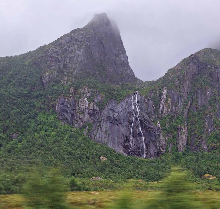 Fahrt von Svolvær nach Sørstraumen, Wasserfall