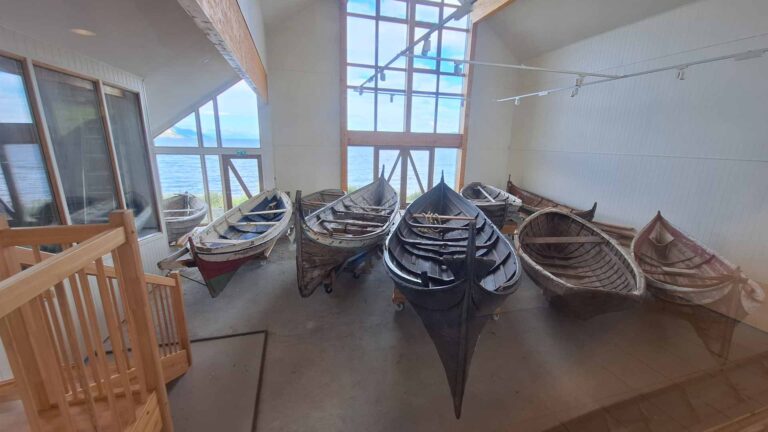 Alta, im Museum für Steinmalereien, Boote