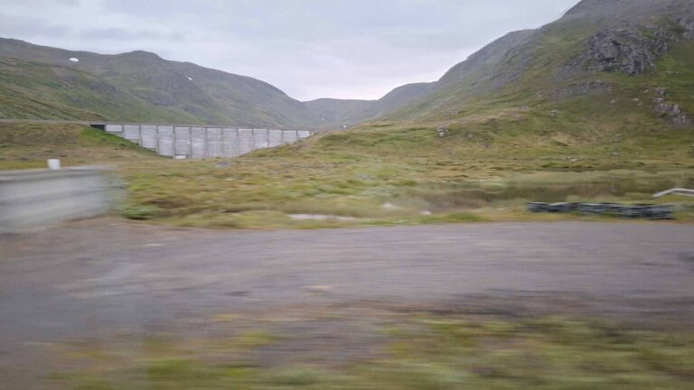 Fahrt vom Nordkap nach Honningsvåg, Staumauer