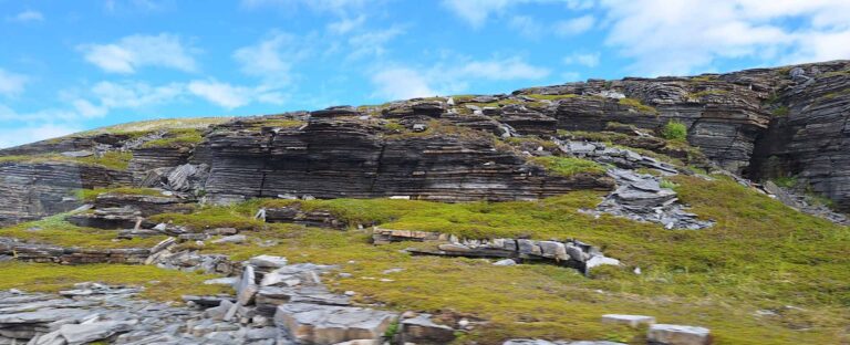 Fahrt von Honningsvåg nach Karasjok, Schieferfelsen