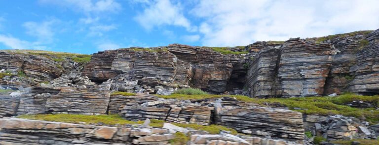 Fahrt von Honningsvåg nach Karasjok, Schieferfelsen