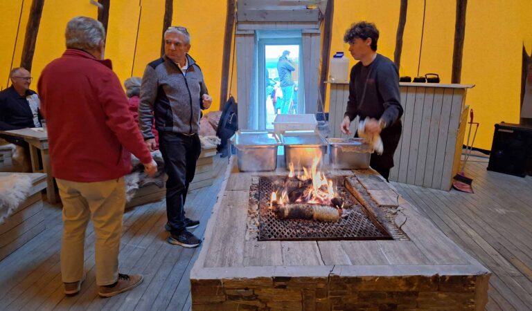 Kautokeino, Nachtessen in einem Sami-Zelt