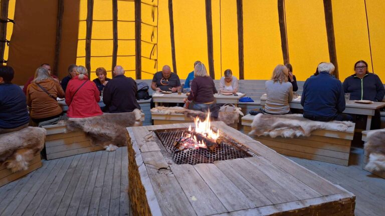 Kautokeino, Nachtessen in einem Sami-Zelt