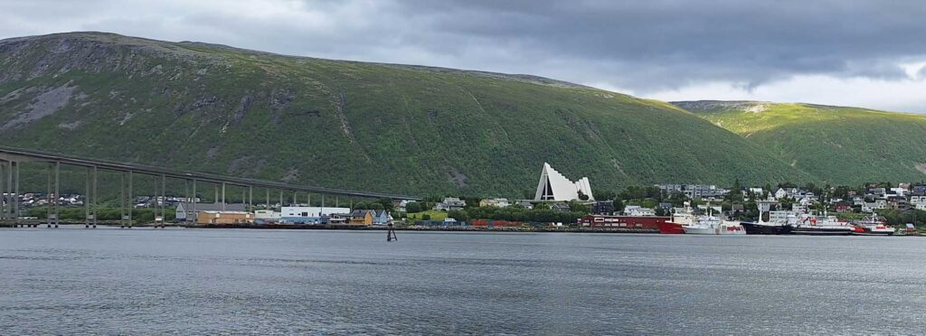 in Tromsø, Blick auf die Eismeerkathedrale und die Tromsø-Brücke