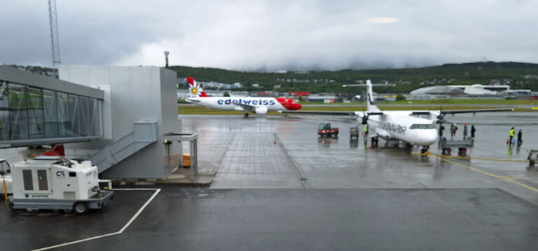 Unser Edelweiss-Flugzeug im Flughafen in Tromsø