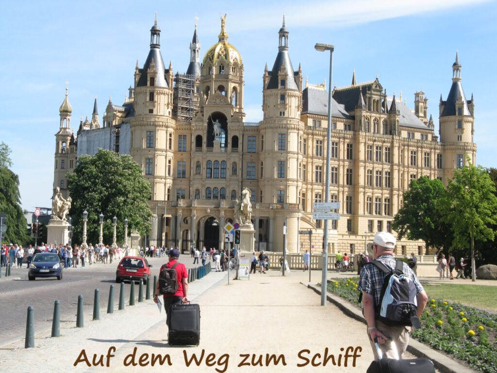Schwerin, auf dem Weg zum Schiff; links Seppi, rechts Armin