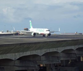 Gelandetes Flugzeug am Flughafen Madeiras bei Santa Cruz