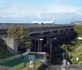 Gelandetes Flugzeug am Flughafen Madeiras bei Santa Cruz