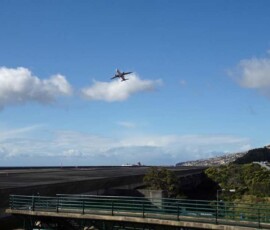 Startendes Flugzeug an Madeiras Flughafen bei Santa Cruz