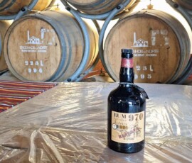 Eine Flasche Rum in der Zuckerrohrfabrik