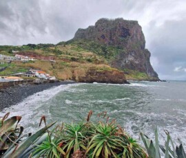 Strand und Felsen bei Ribeira Brava