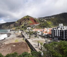 Atlantik, Strand und Ortschaft Ribeira Brava