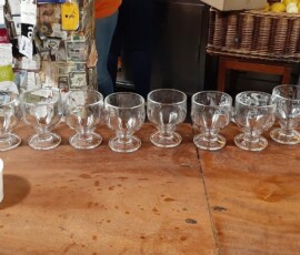 Die Gläser sind bereit in der Taberna da Poncha für den Poncha da Madeira