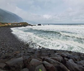 Strand und stürmischer Atlantik bei São Vicente