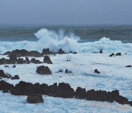 Stürmischer Atlantik an der Küste von Porto Moniz