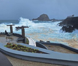 Stürmischer Atlantik an der Promenade von Porto Moniz