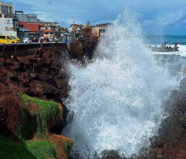 Stürmischer Atlantik an der Promenade von Porto Moniz