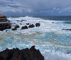 Stürmischer Atlantik an der Küste von Porto Moniz