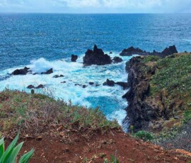 Küste und stürmischer Atlantik bei Ajuda