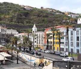 Strand und Häuserzeile in Ponta do Sol