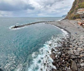 Strand von Ponta do Sol mit Atlantik