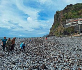 Ein Teil unserer Wandergruppe am Strand von Ponta do Sol