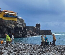 Ein Teil unserer Wandergruppe am Strand von Ponta do Sol