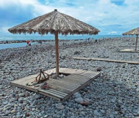 Ein Sonnenschirm am Strand von Ponta do Sol