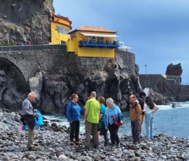 Ein Teil unserer Wandergruppe am Strand von Ponta do Sol