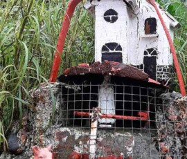 Miniaturkirche mit Turm an der Levada do Caniçal
