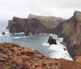 Eindrückliche Klippe bei Ponta do Rosto