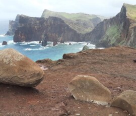 Eindrückliche Klippe mit Stein im Vordergrund bei Ponta do Rosto