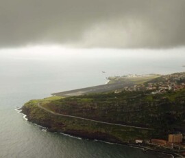 Wolkenverhangener Flughafen von Madeira bei Santa Cruz