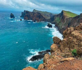 Eindrückliche Klippe mit Meeresbrandung bei Ponta do Rosto
