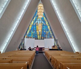Im Inneren der Eismeerkathedrale Tromsø