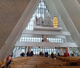 Im Inneren der Eismeerkathedrale Tromsø