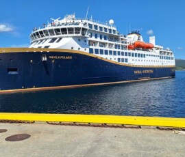 Stokmarknes, unser Schiff, die Havila Polaris, legt an