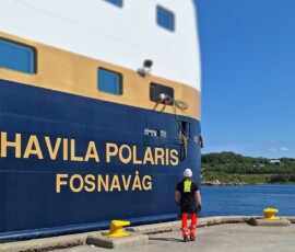 Stokmarknes, unser Schiff, die Havila Polaris, legt an