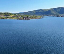 Stokmarknes mit Brücke, vom Schiff aus