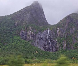 Fahrt von Svolvær nach Sørstraumen, Wasserfall